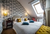 apvalaus stalo klubas kambarys