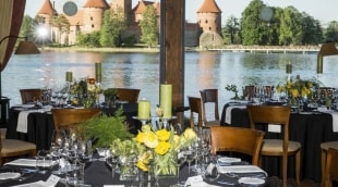 apvalaus stalo klubas apetinas