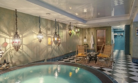 apvalaus stalo klubas erdve