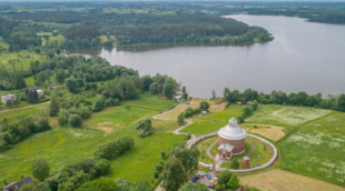 Kalvių bažnyčia ir ežeras   andrejaus tomenko