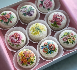 Kūrybinės dirbtuvės Art by Audra tapyba ant Macarons sausainio 5