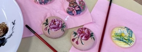 Kūrybinės dirbtuvės Art by Audra tapyba ant Macarons sausainio