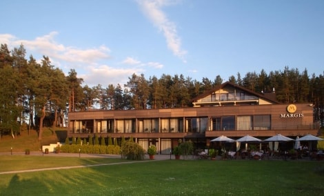 poilsis trakuose margis fasadas