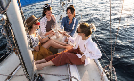 Mergvakaris, plaukimas laivu