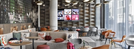 OX KUNOX Lobby Sitting 02
