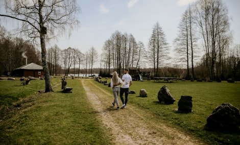 Poilsis Kalniaus sodyboje ežeras