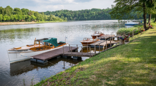 Raudonbarzdžio medinių laivų flotilė