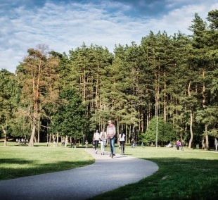 Monika Krilaviciene 2019 07 Vingio parkas vasara vakaras estrada zmones laisvalaikis paspirtukai