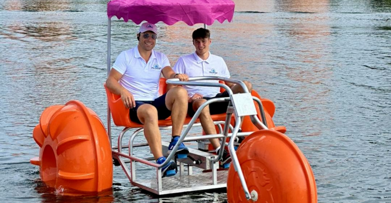 Plaukimas vandens traktoriumi