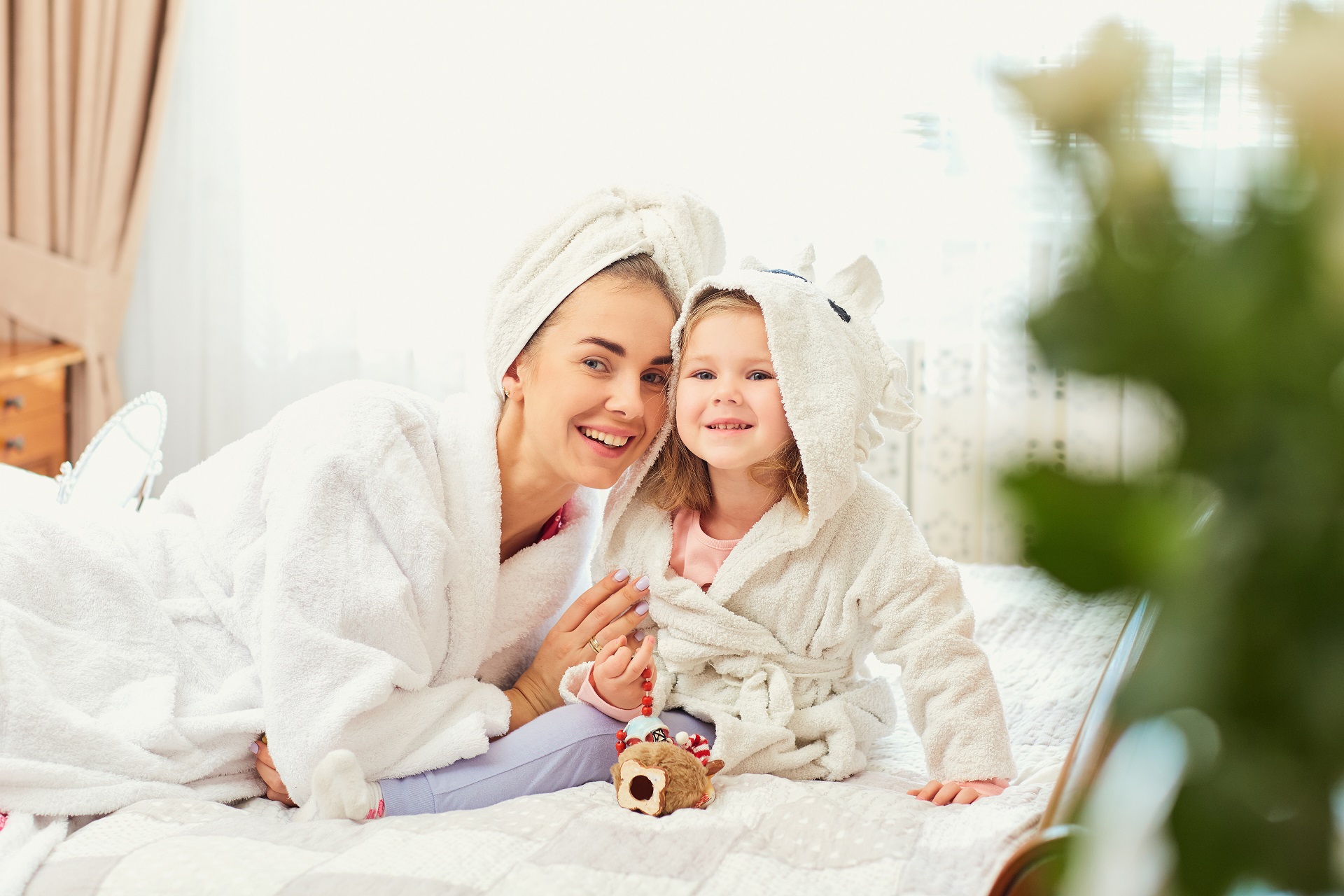 Сестра после ванной. Мама с ребенком в халате. Дочь в халате. Фотосессия мама и дочка в полотенце. Фотосессия в халате и полотенце.