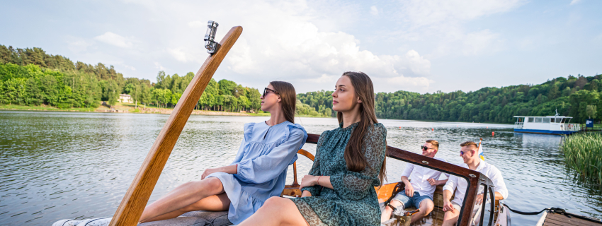 „Raudonbarzdžio medinių laivų flotilė“